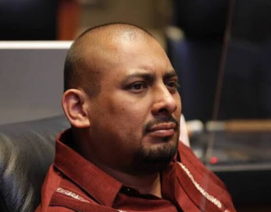 Senador morenista amenaza de muerte a sus propias hijas