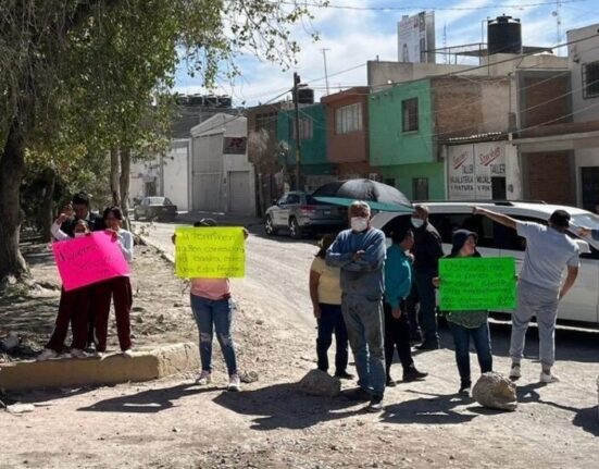 Vecinos se manifiestan contra obras abandonadas por Enrique Galindo