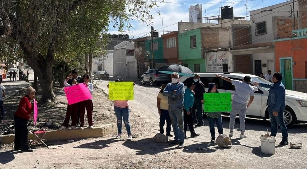 Vecinos se manifiestan contra obras abandonadas por Enrique Galindo